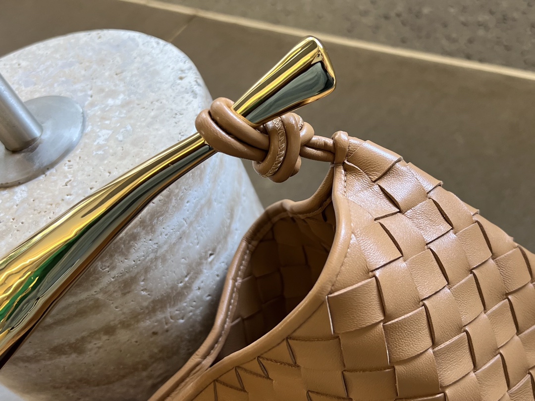 bo*te*ga Ve*ne*ta sardine top handle bag