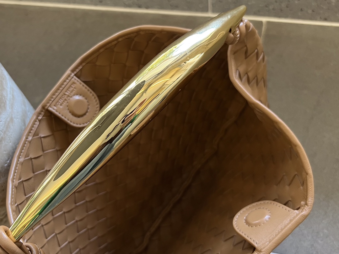 bo*te*ga Ve*ne*ta sardine top handle bag