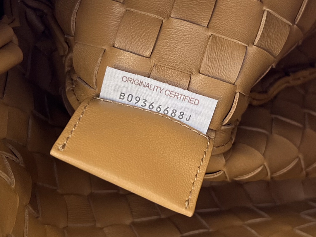 bo*te*ga Ve*ne*ta sardine top handle bag