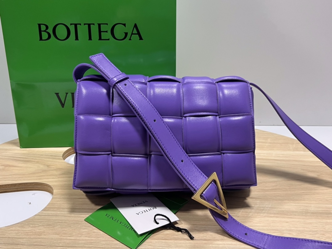 bo*te*ga Ve*ne*ta padded cassette