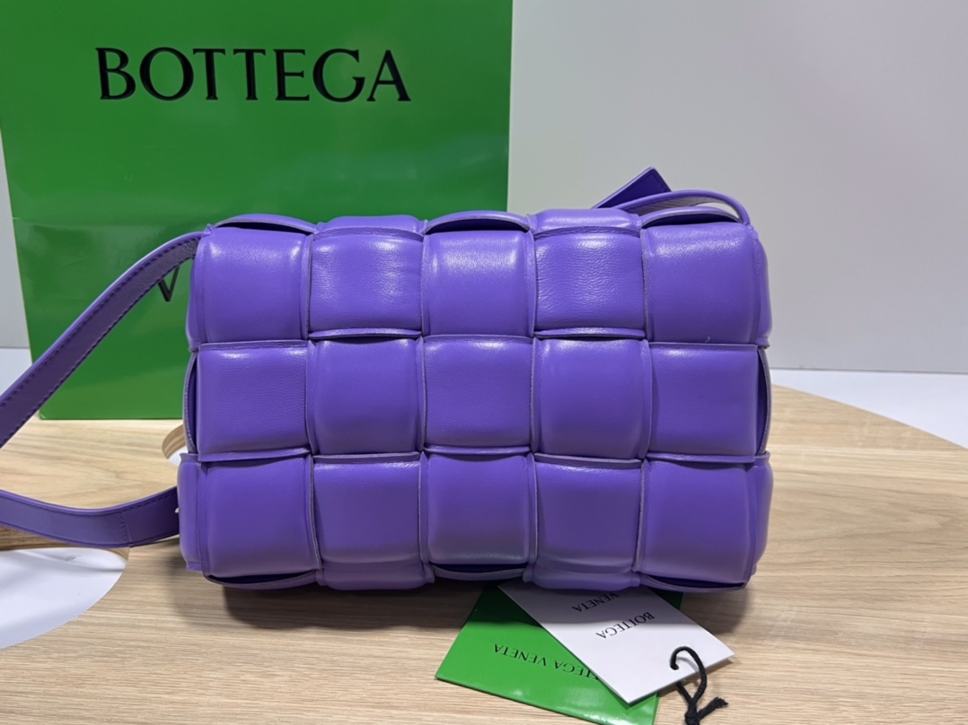 bo*te*ga Ve*ne*ta padded cassette