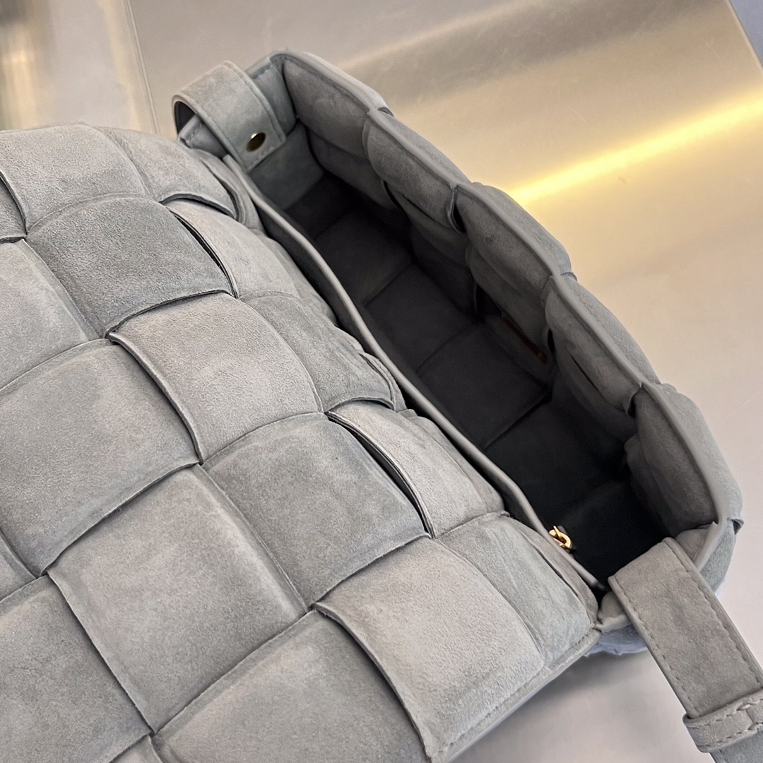 bo*te*ga Ve*ne*ta padded cassette