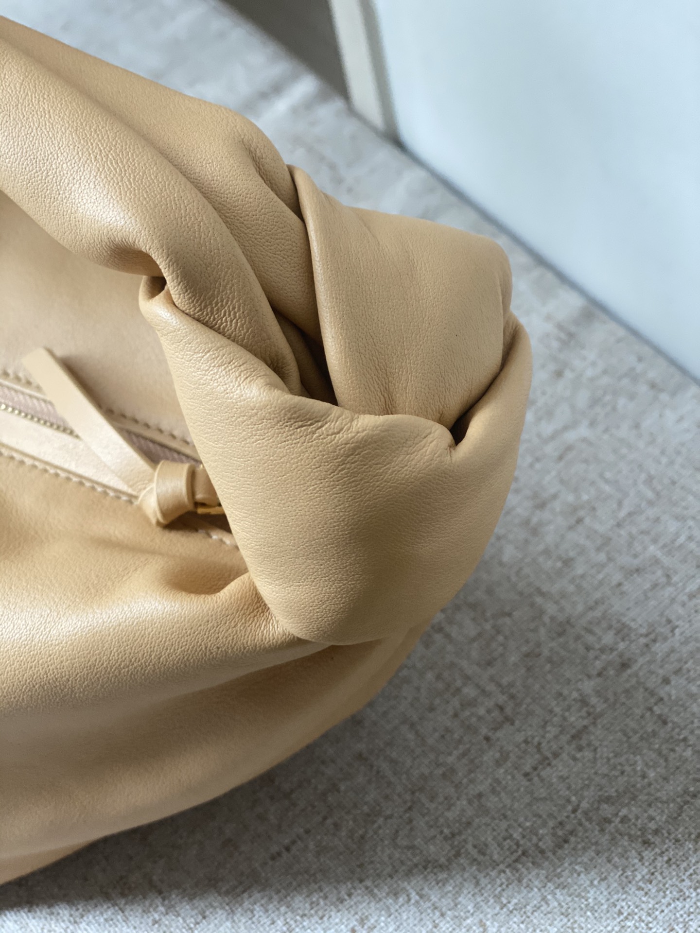 bo*te*ga Ve*ne*ta double knot top handle