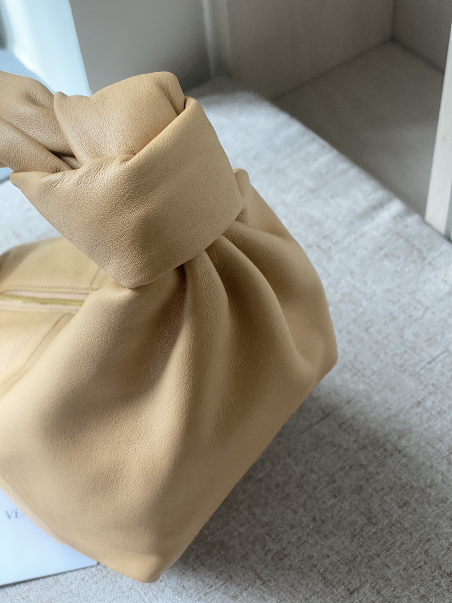bo*te*ga Ve*ne*ta double knot top handle