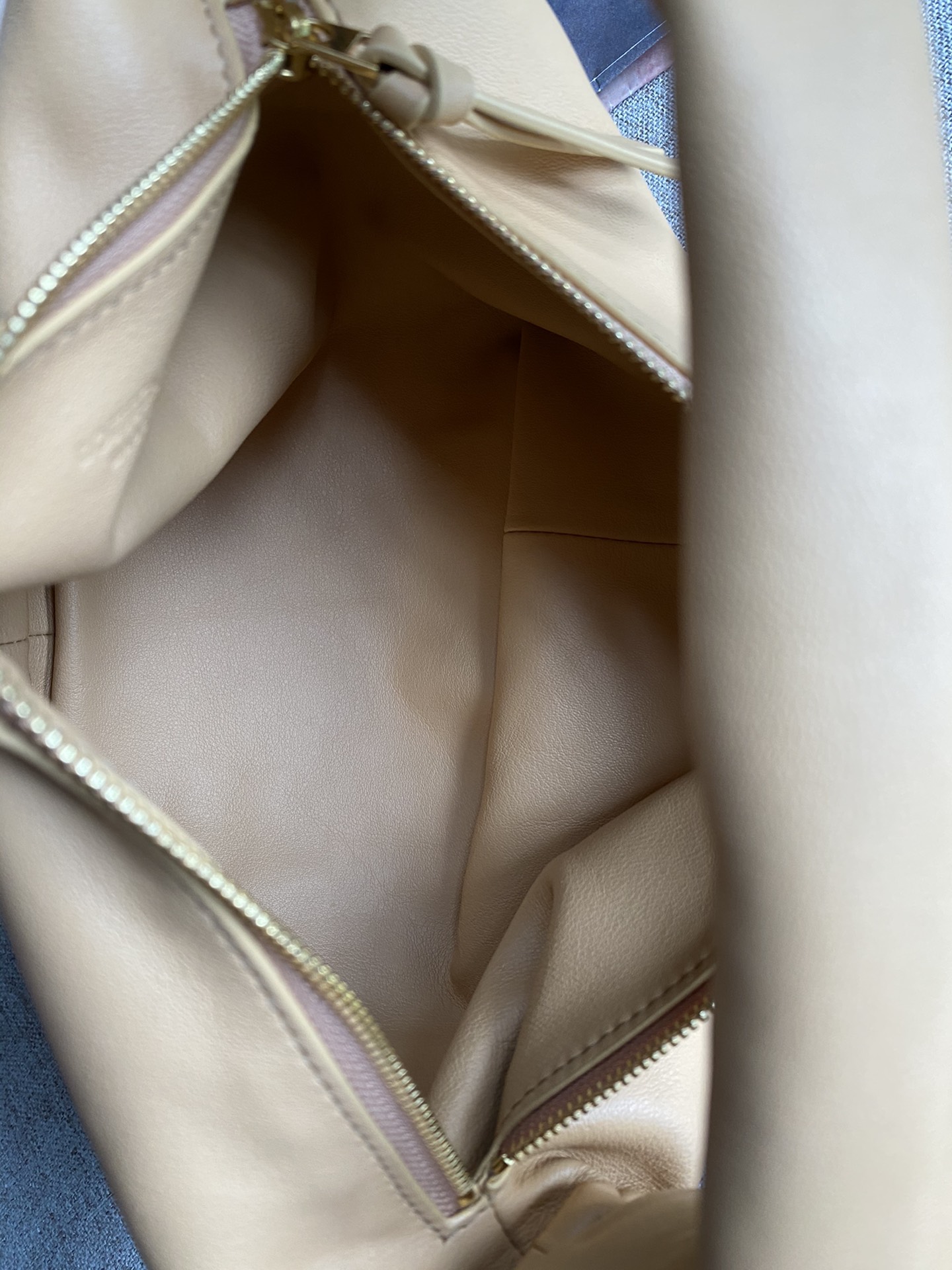 bo*te*ga Ve*ne*ta double knot top handle