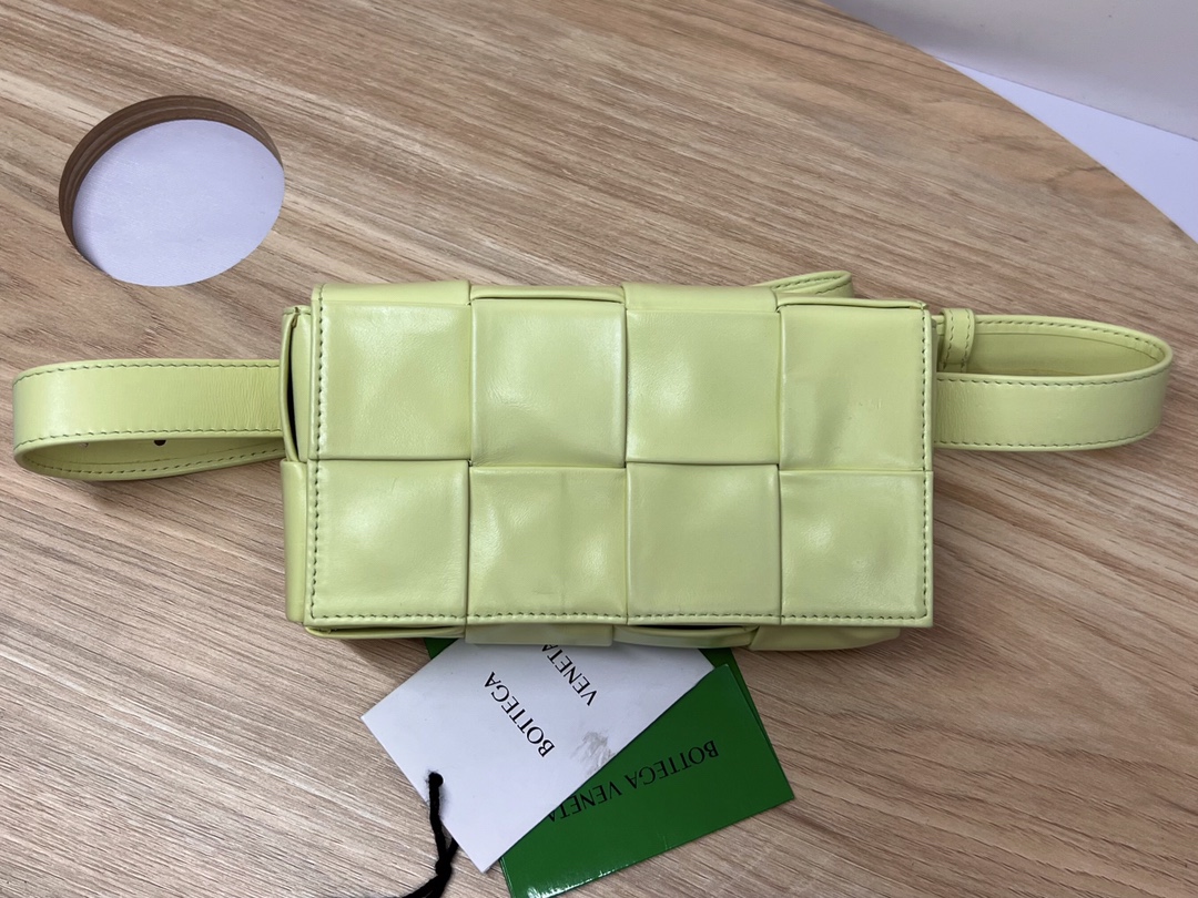 bo*te*ga Ve*ne*ta cassette waist bag