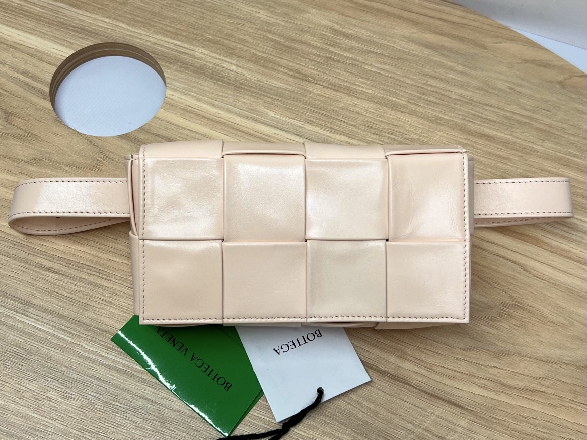 bo*te*ga Ve*ne*ta cassette waist bag