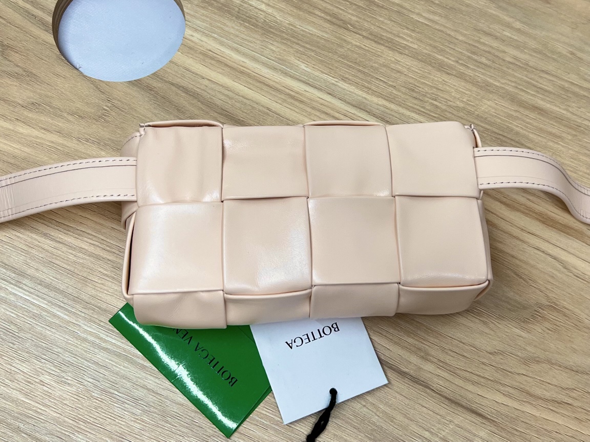 bo*te*ga Ve*ne*ta cassette waist bag