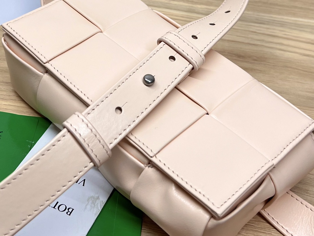 bo*te*ga Ve*ne*ta cassette waist bag