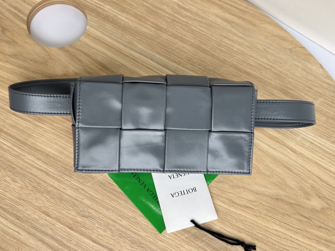 bo*te*ga Ve*ne*ta cassette waist bag