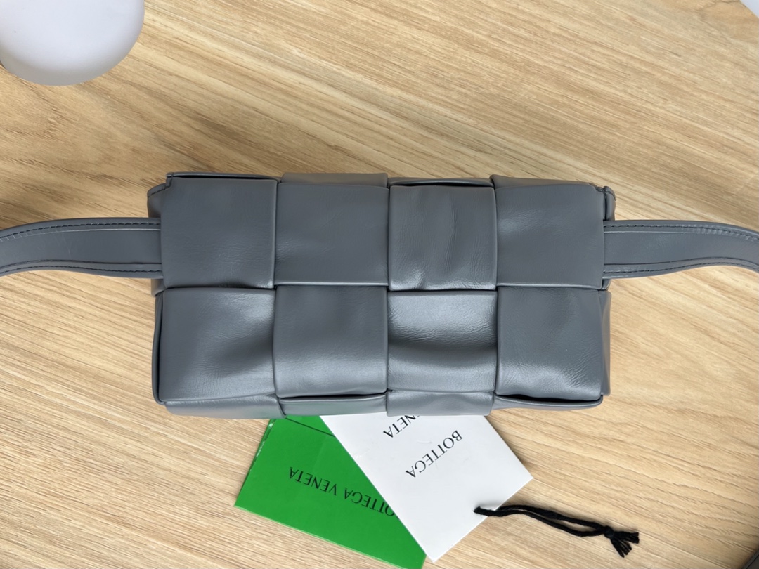 bo*te*ga Ve*ne*ta cassette waist bag