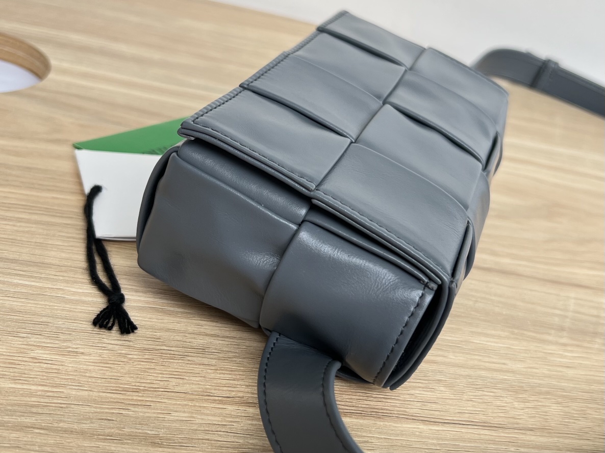 bo*te*ga Ve*ne*ta cassette waist bag