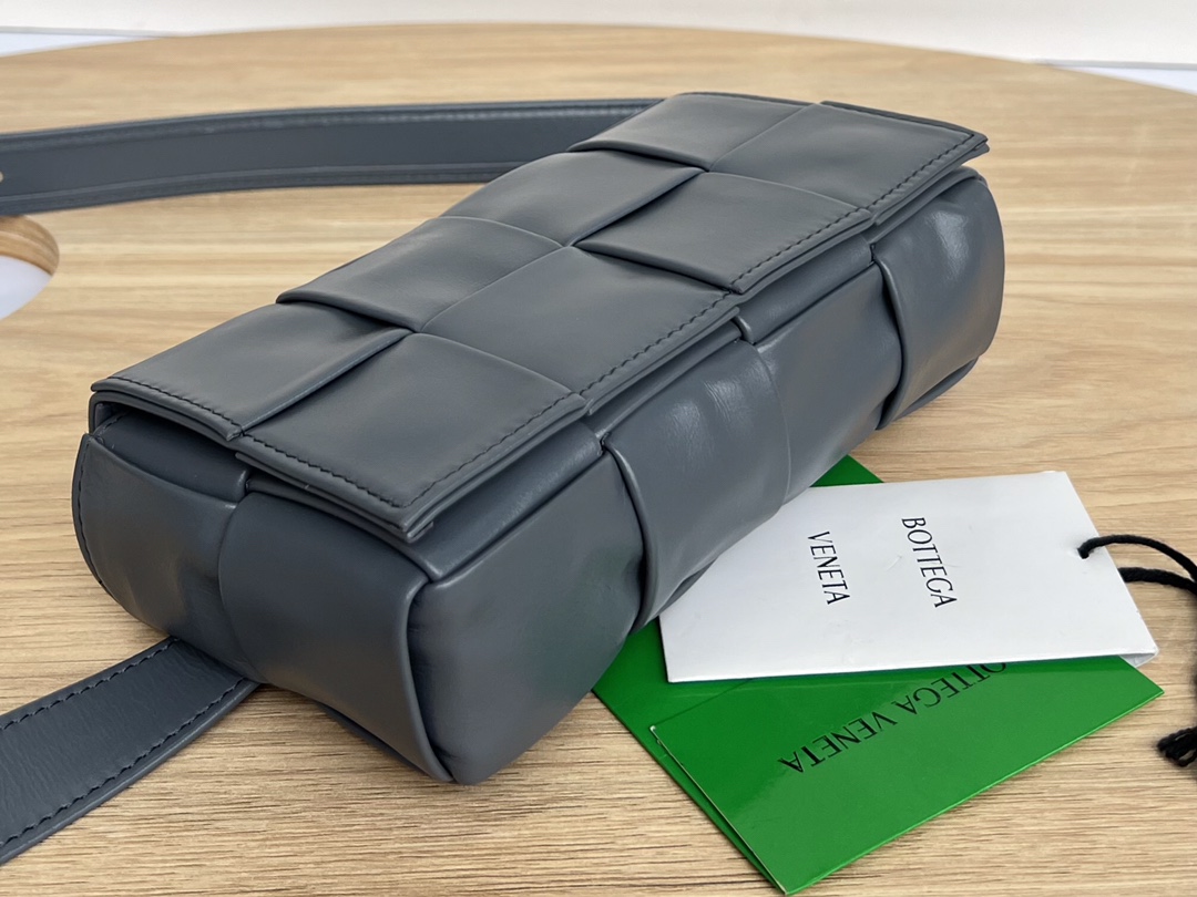 bo*te*ga Ve*ne*ta cassette waist bag