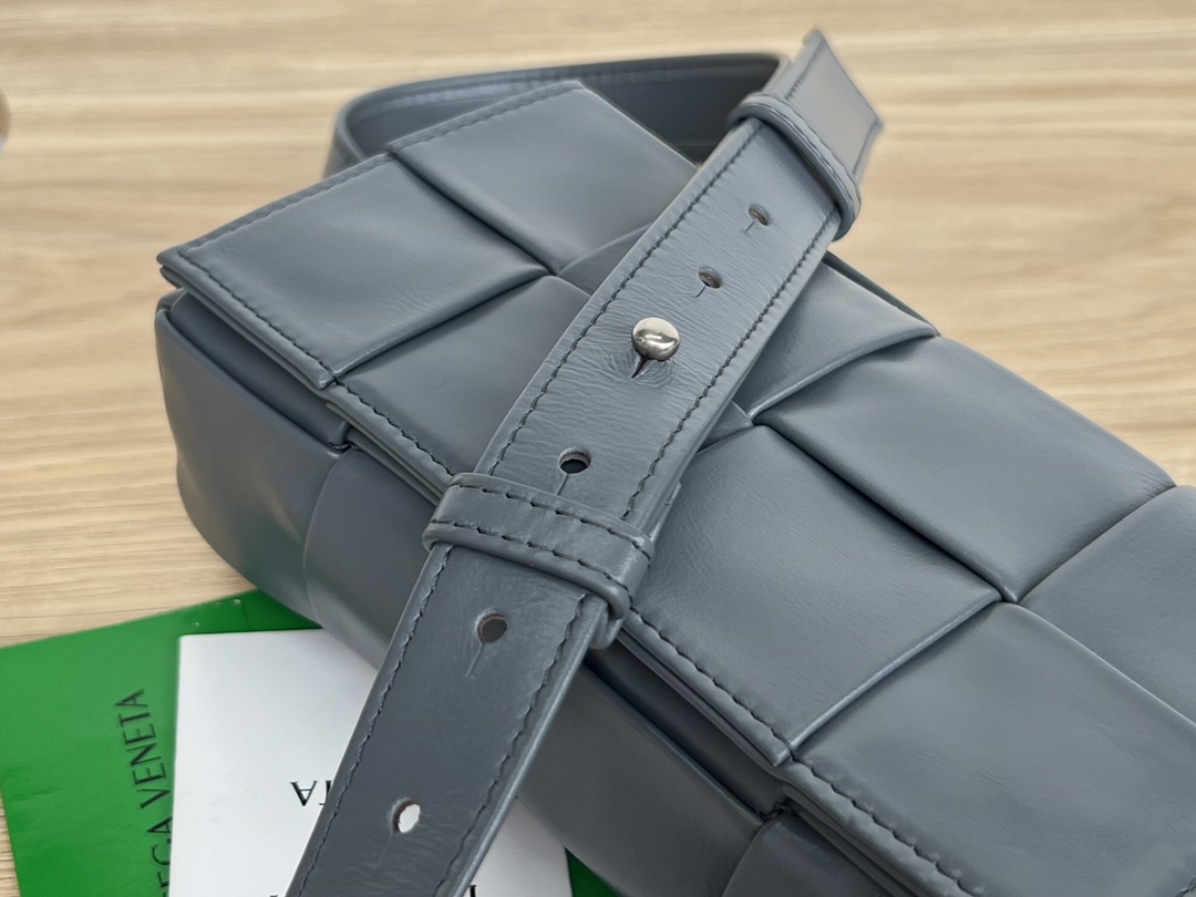 bo*te*ga Ve*ne*ta cassette waist bag
