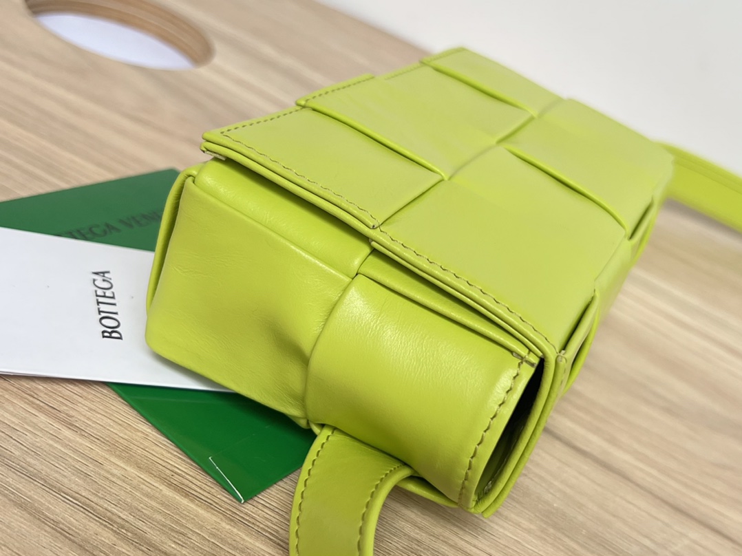 bo*te*ga Ve*ne*ta cassette waist bag