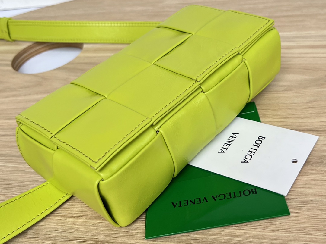 bo*te*ga Ve*ne*ta cassette waist bag