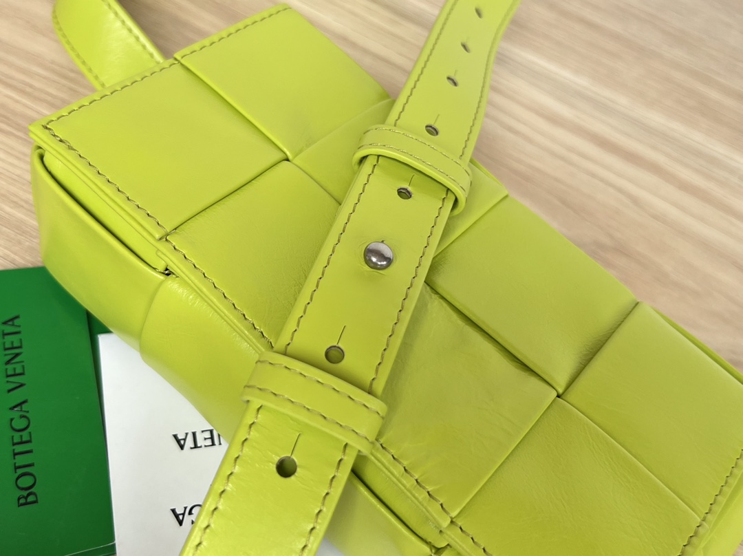 bo*te*ga Ve*ne*ta cassette waist bag