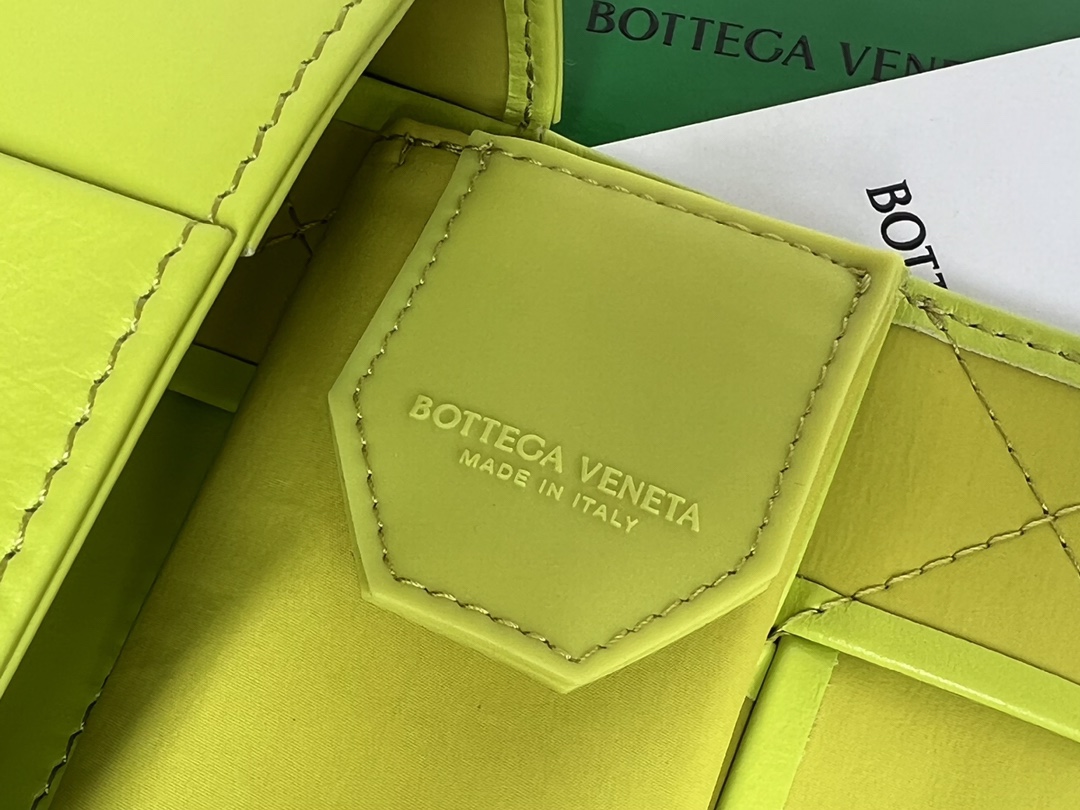bo*te*ga Ve*ne*ta cassette waist bag