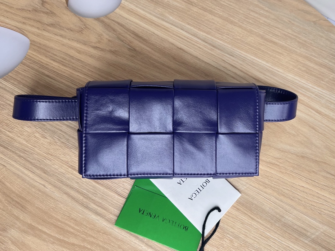 bo*te*ga Ve*ne*ta cassette waist bag
