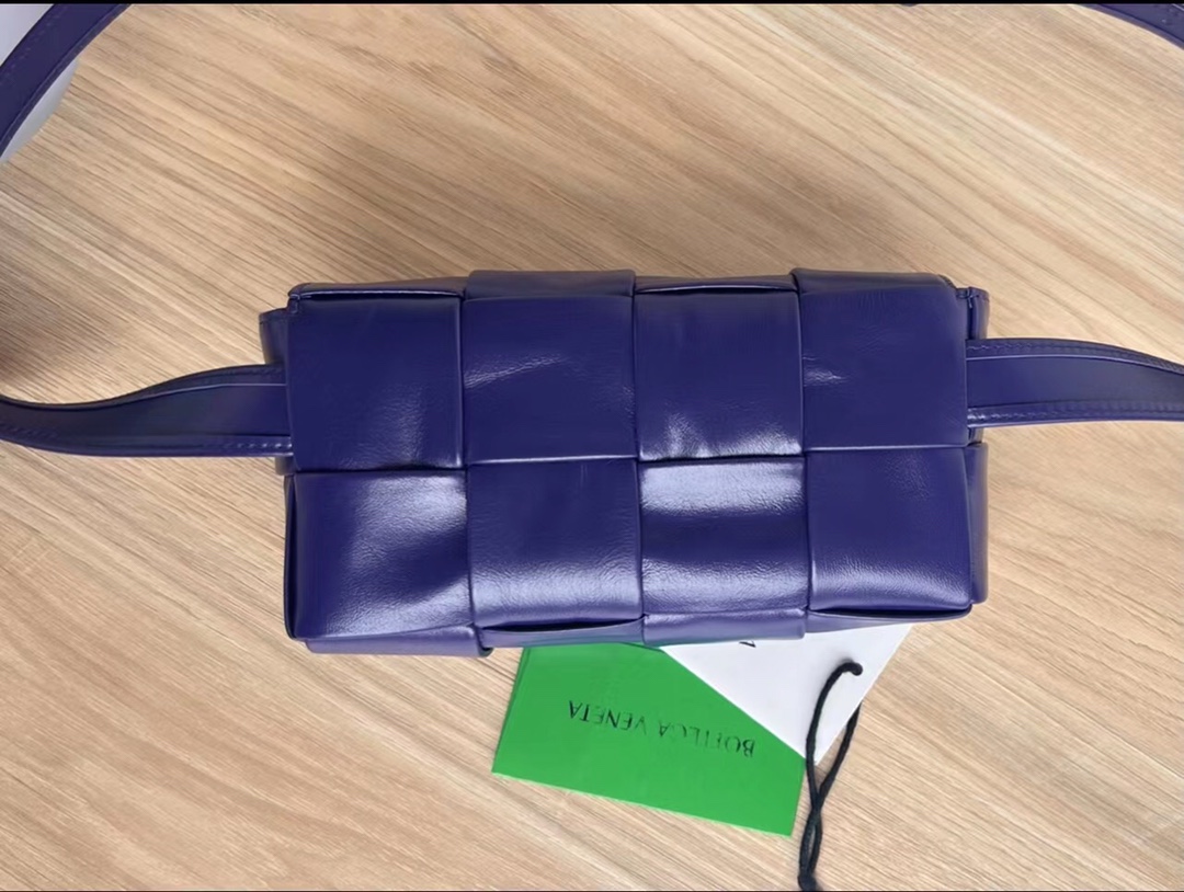 bo*te*ga Ve*ne*ta cassette waist bag