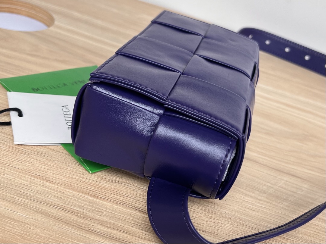 bo*te*ga Ve*ne*ta cassette waist bag