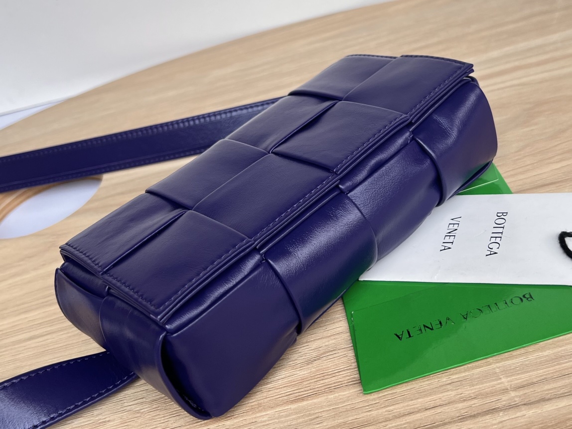 bo*te*ga Ve*ne*ta cassette waist bag