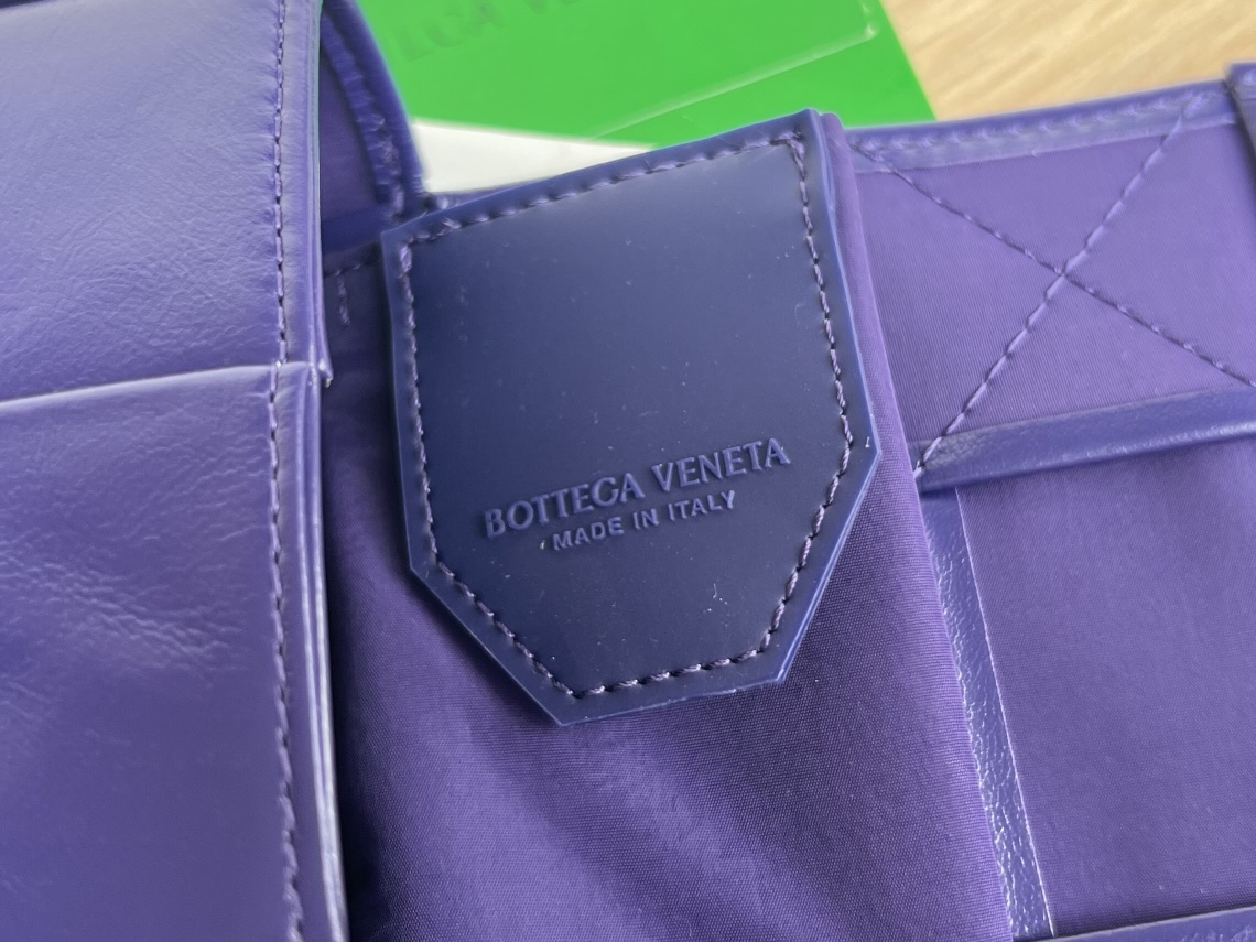 bo*te*ga Ve*ne*ta cassette waist bag