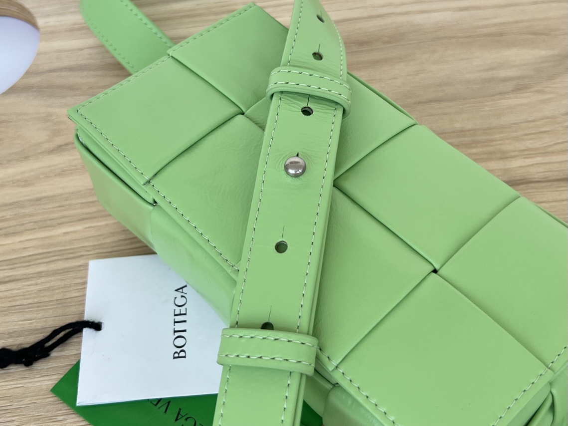 bo*te*ga Ve*ne*ta cassette waist bag
