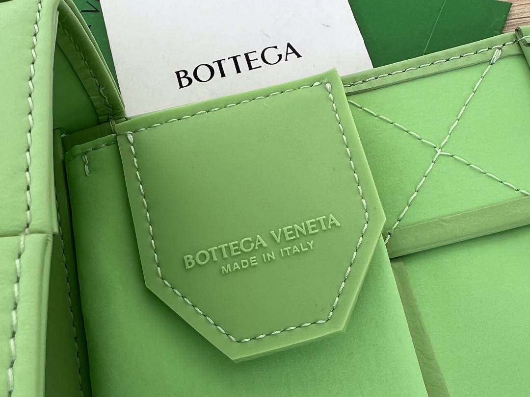 bo*te*ga Ve*ne*ta cassette waist bag