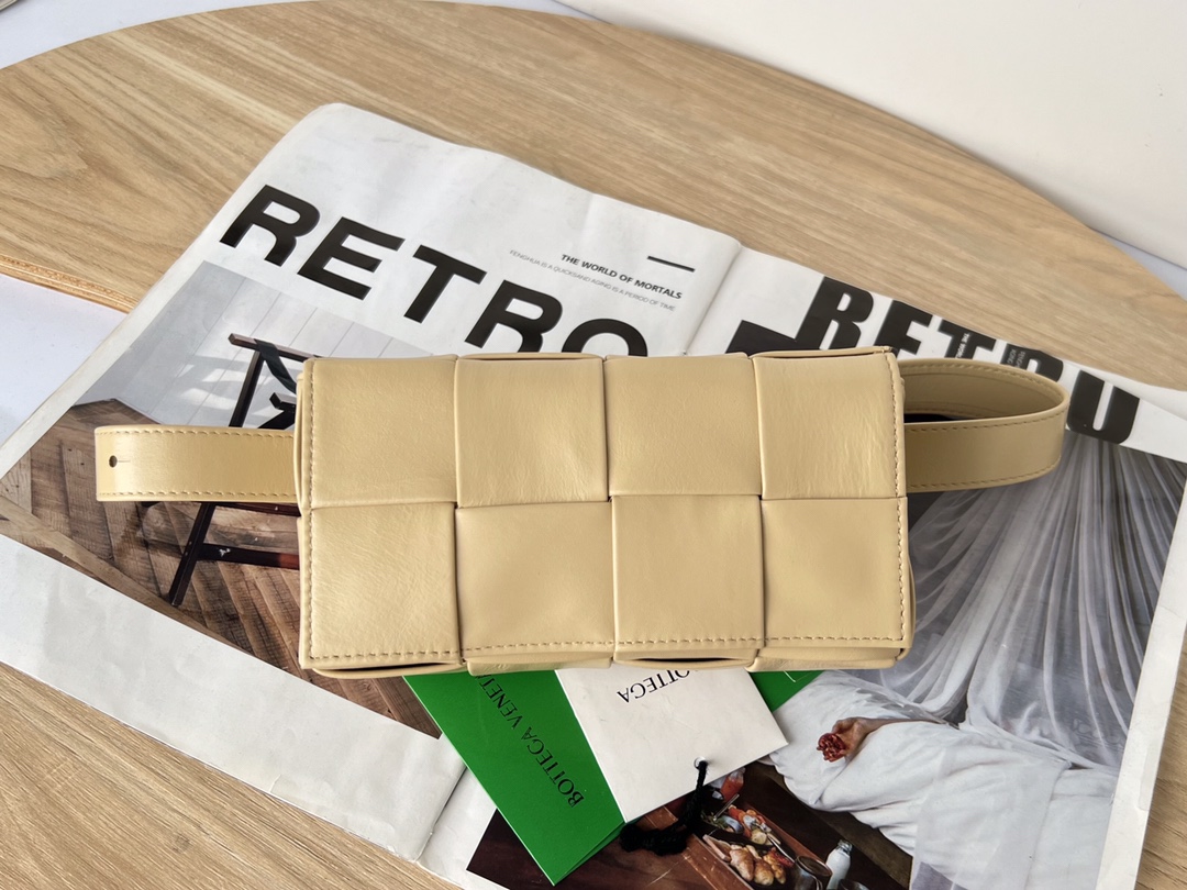 bo*te*ga Ve*ne*ta cassette waist bag