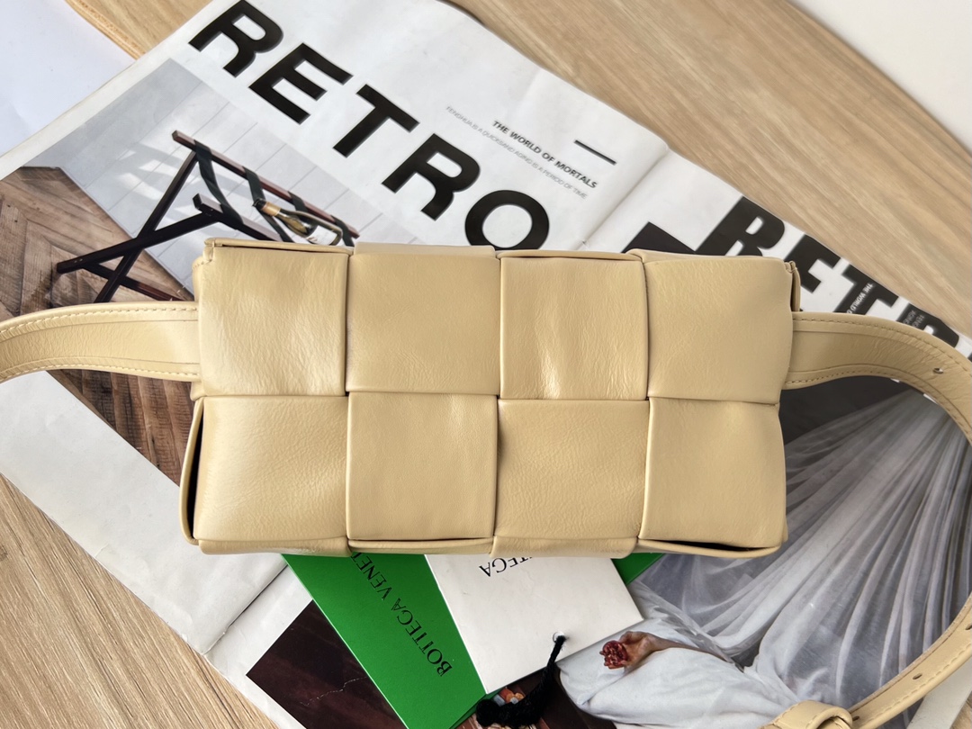 bo*te*ga Ve*ne*ta cassette waist bag