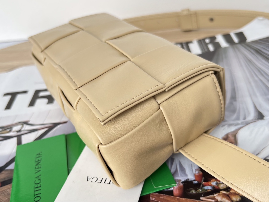 bo*te*ga Ve*ne*ta cassette waist bag