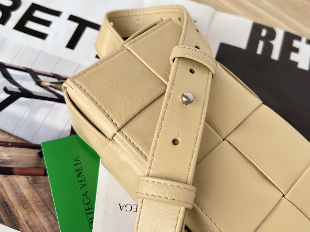 bo*te*ga Ve*ne*ta cassette waist bag