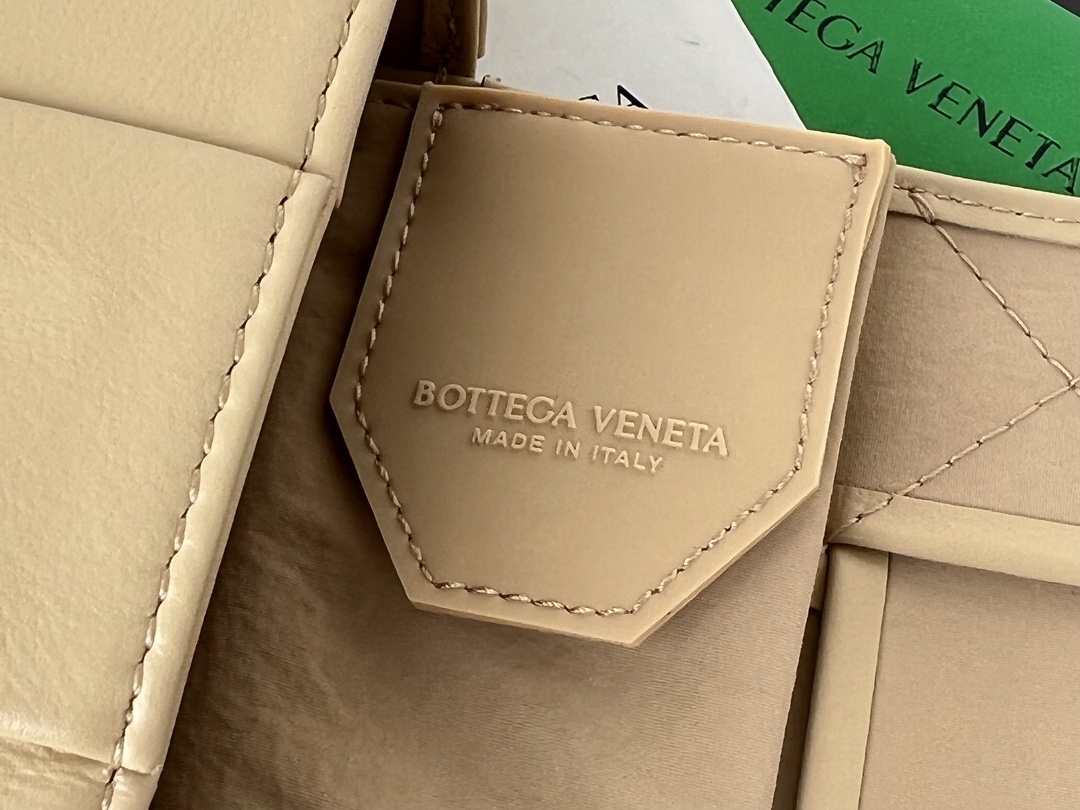 bo*te*ga Ve*ne*ta cassette waist bag