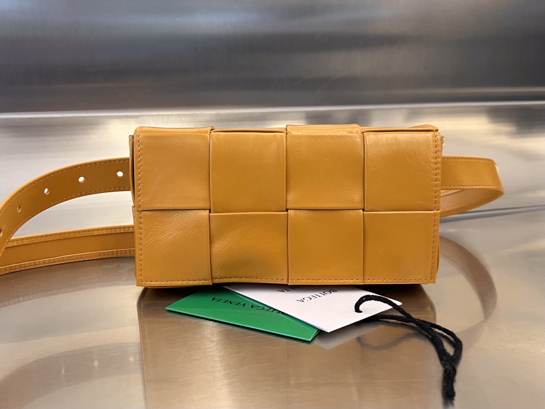 bo*te*ga Ve*ne*ta cassette waist bag