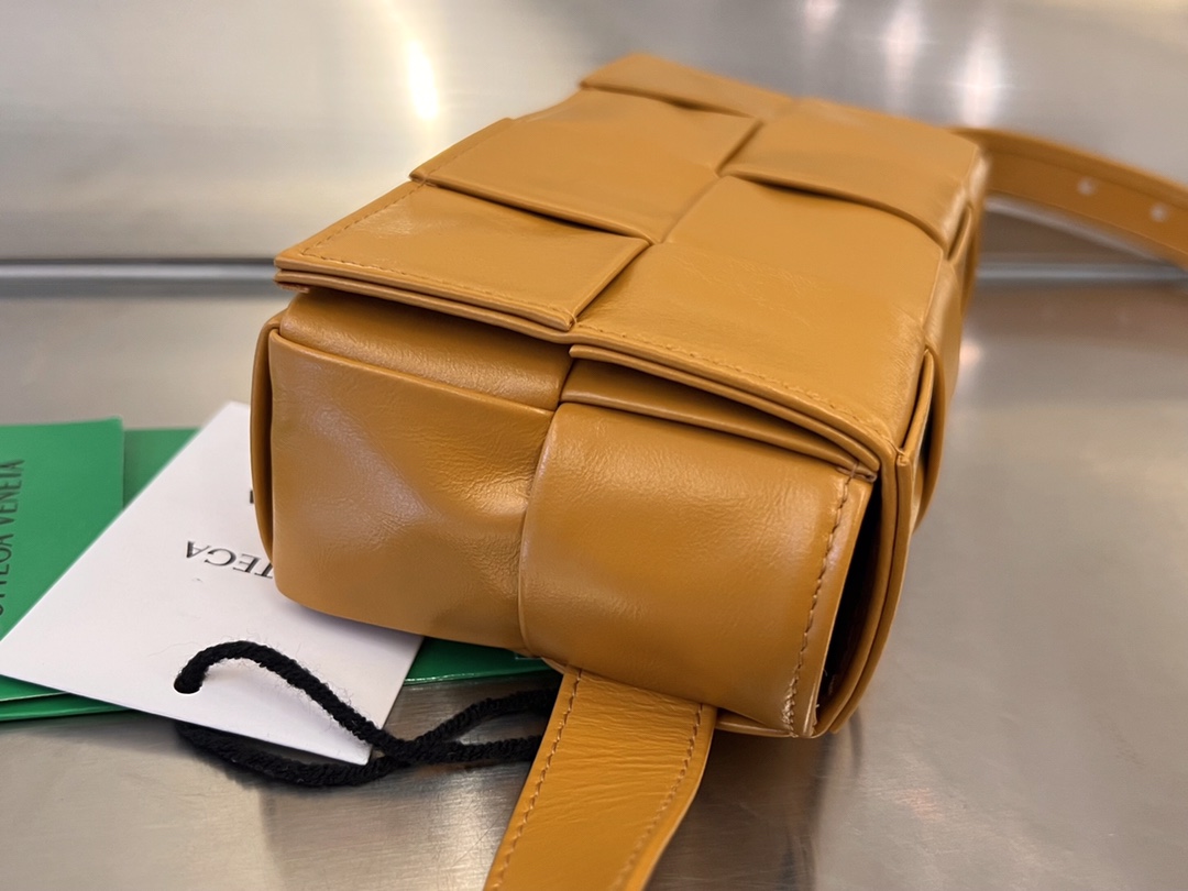 bo*te*ga Ve*ne*ta cassette waist bag