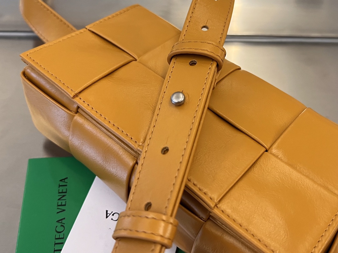 bo*te*ga Ve*ne*ta cassette waist bag