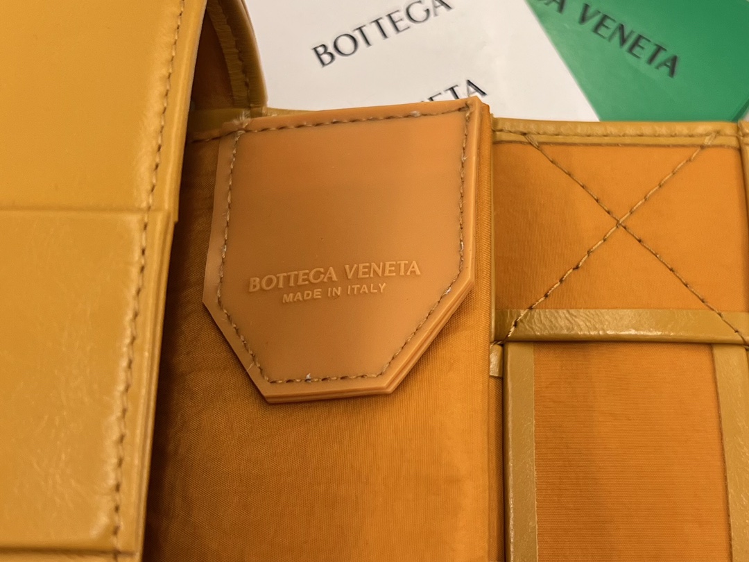 bo*te*ga Ve*ne*ta cassette waist bag
