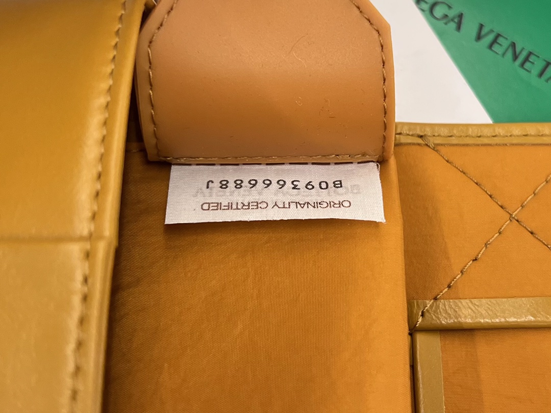 bo*te*ga Ve*ne*ta cassette waist bag