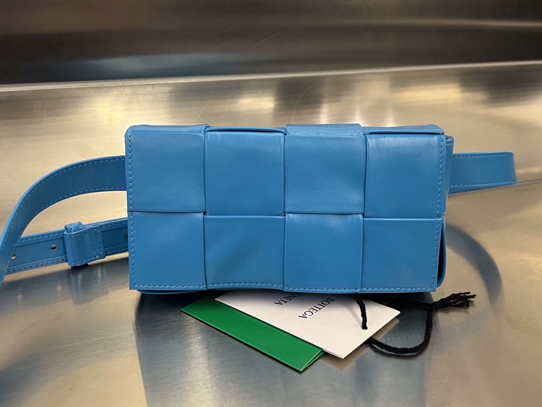 bo*te*ga Ve*ne*ta cassette waist bag