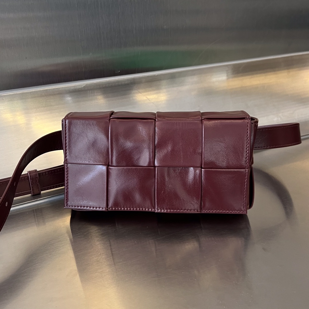 bo*te*ga Ve*ne*ta cassette waist bag