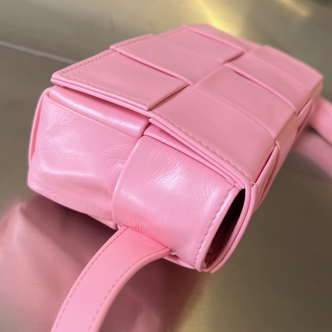 bo*te*ga Ve*ne*ta cassette waist bag