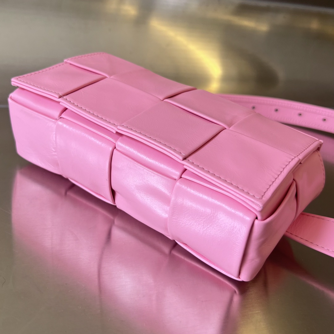 bo*te*ga Ve*ne*ta cassette waist bag