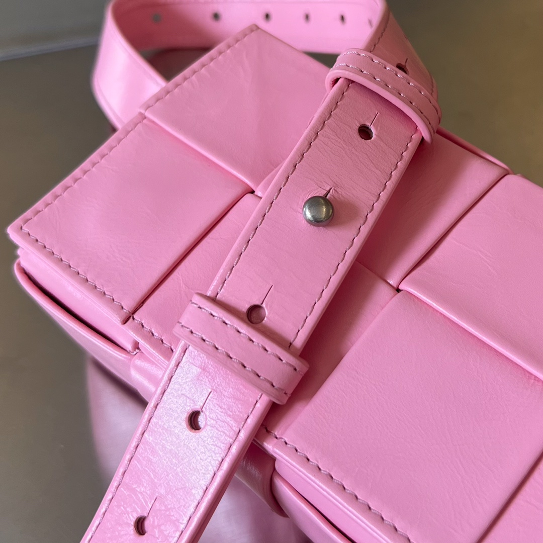 bo*te*ga Ve*ne*ta cassette waist bag