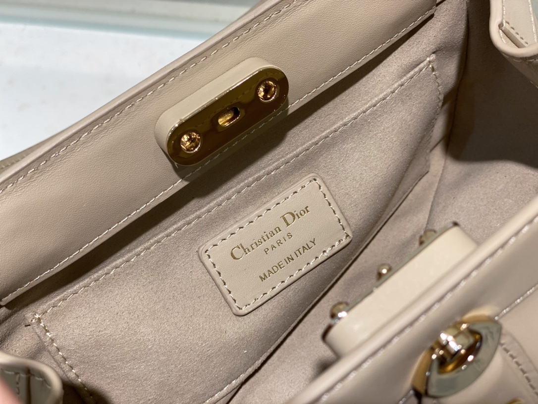 medium D*or key bag