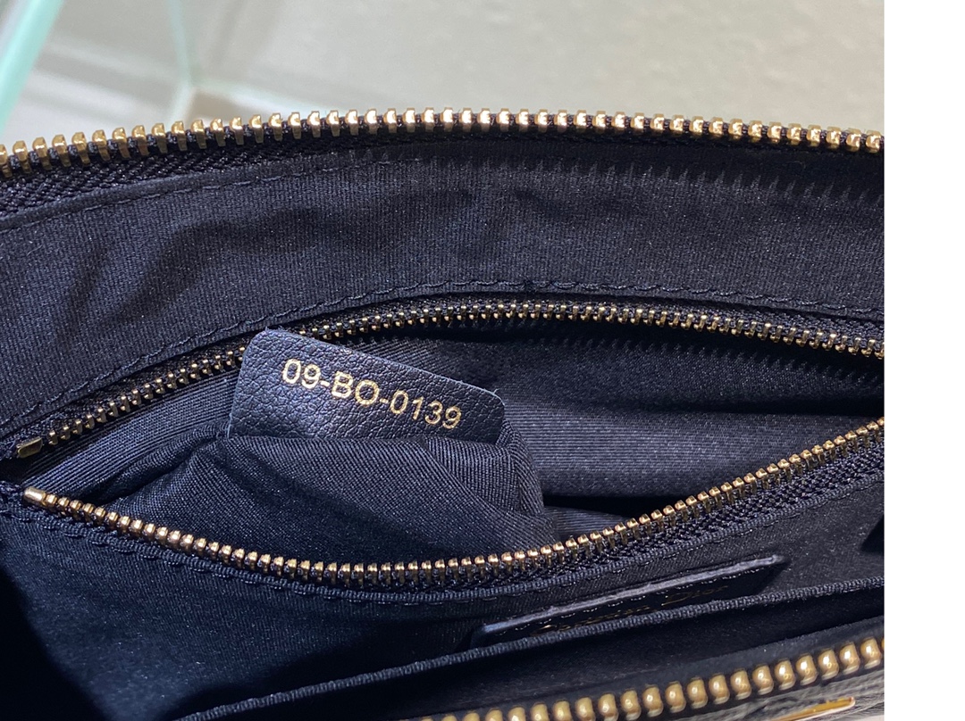 large D*or caro daily pouch
