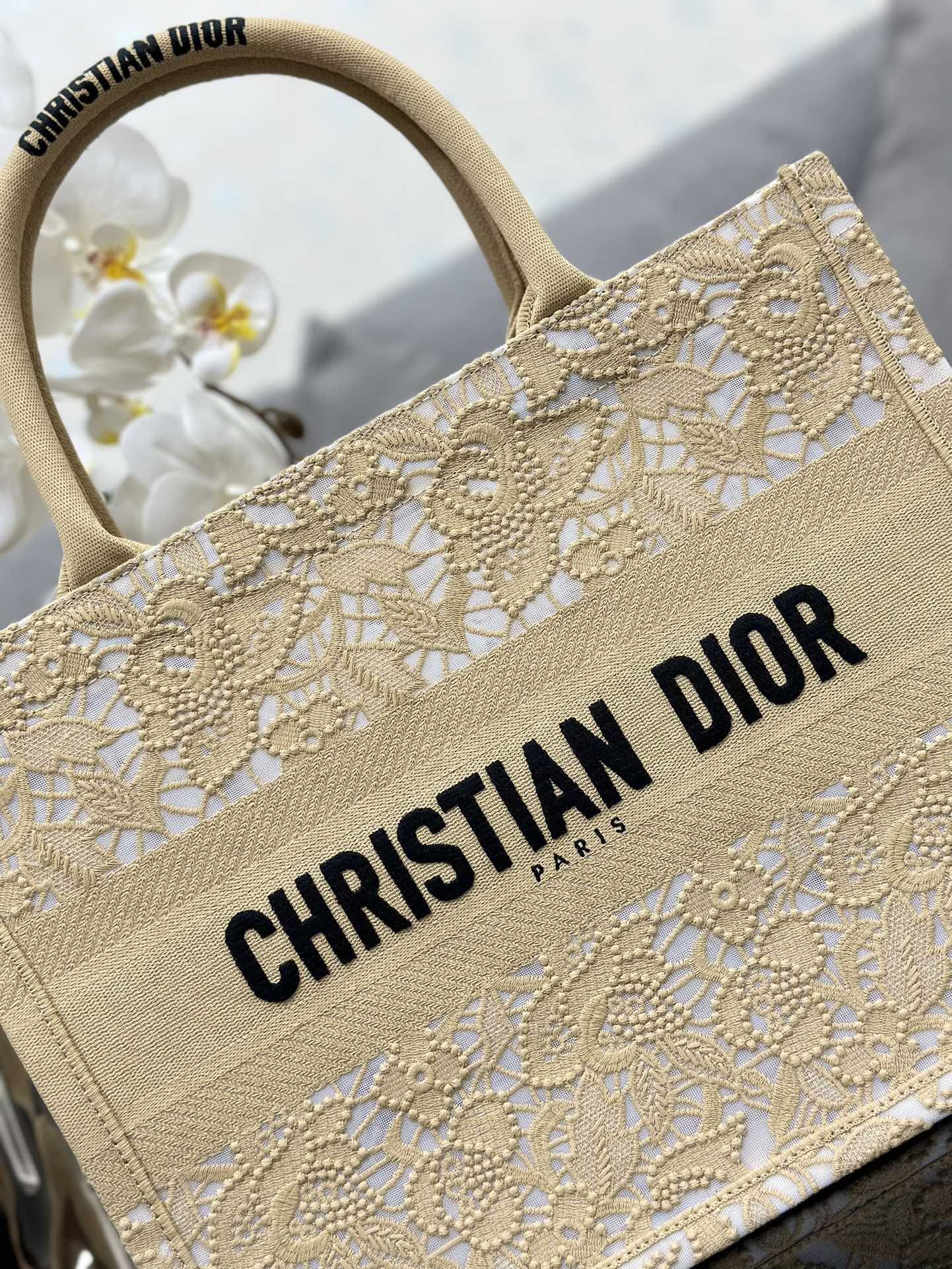 medium D*or book tote