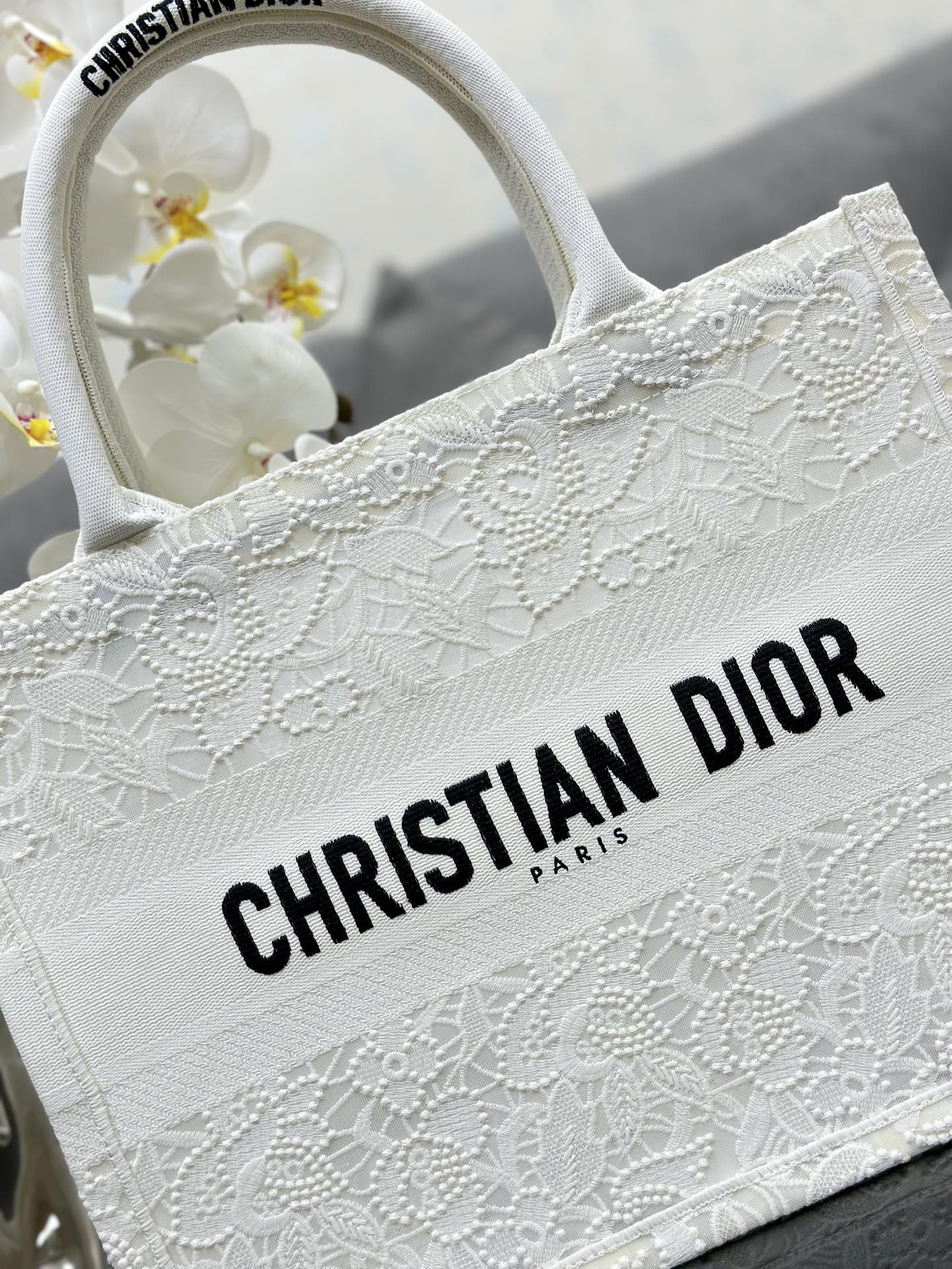 medium D*or book tote