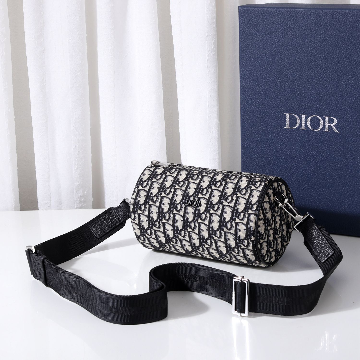 ROLLER MESSENGER BAG