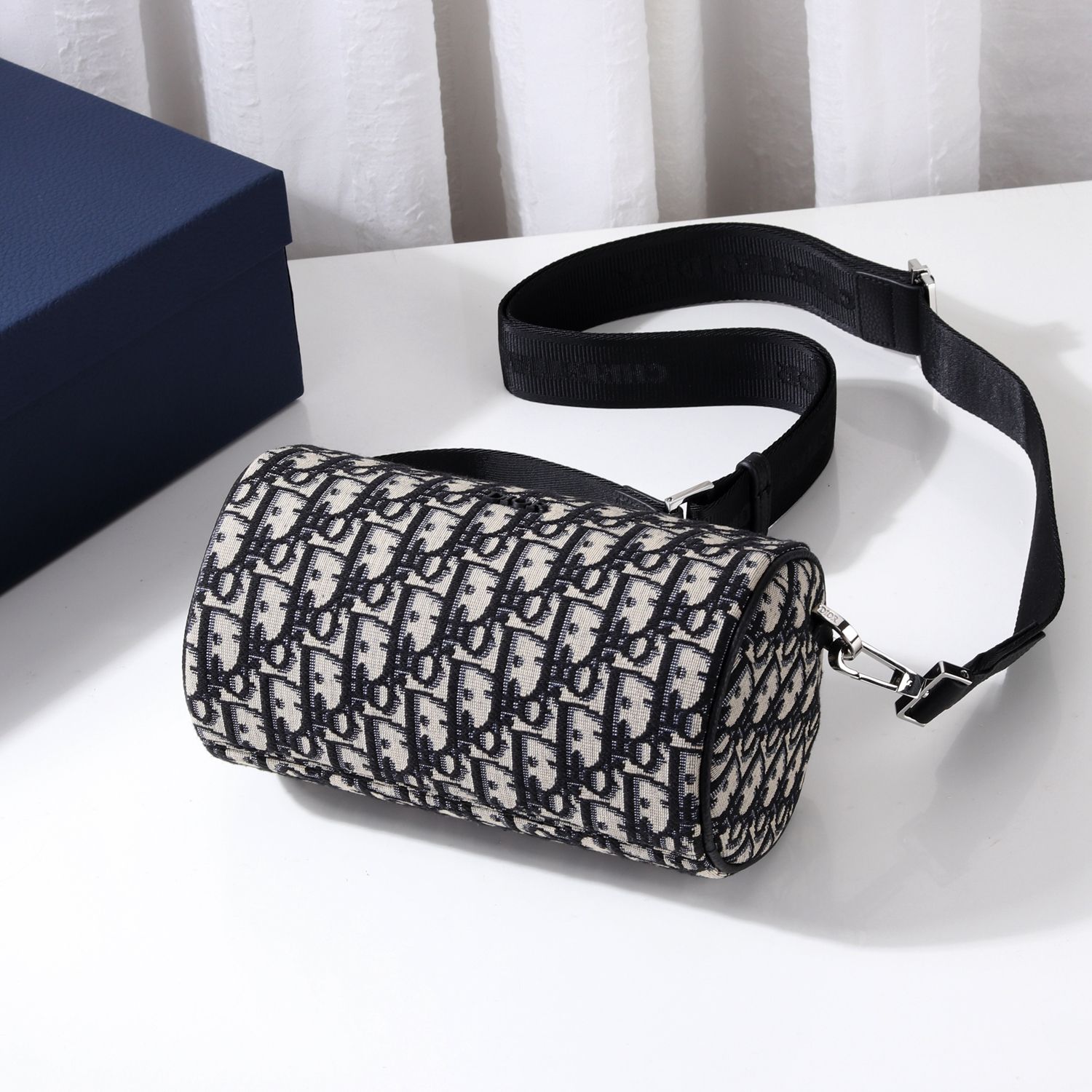 ROLLER MESSENGER BAG